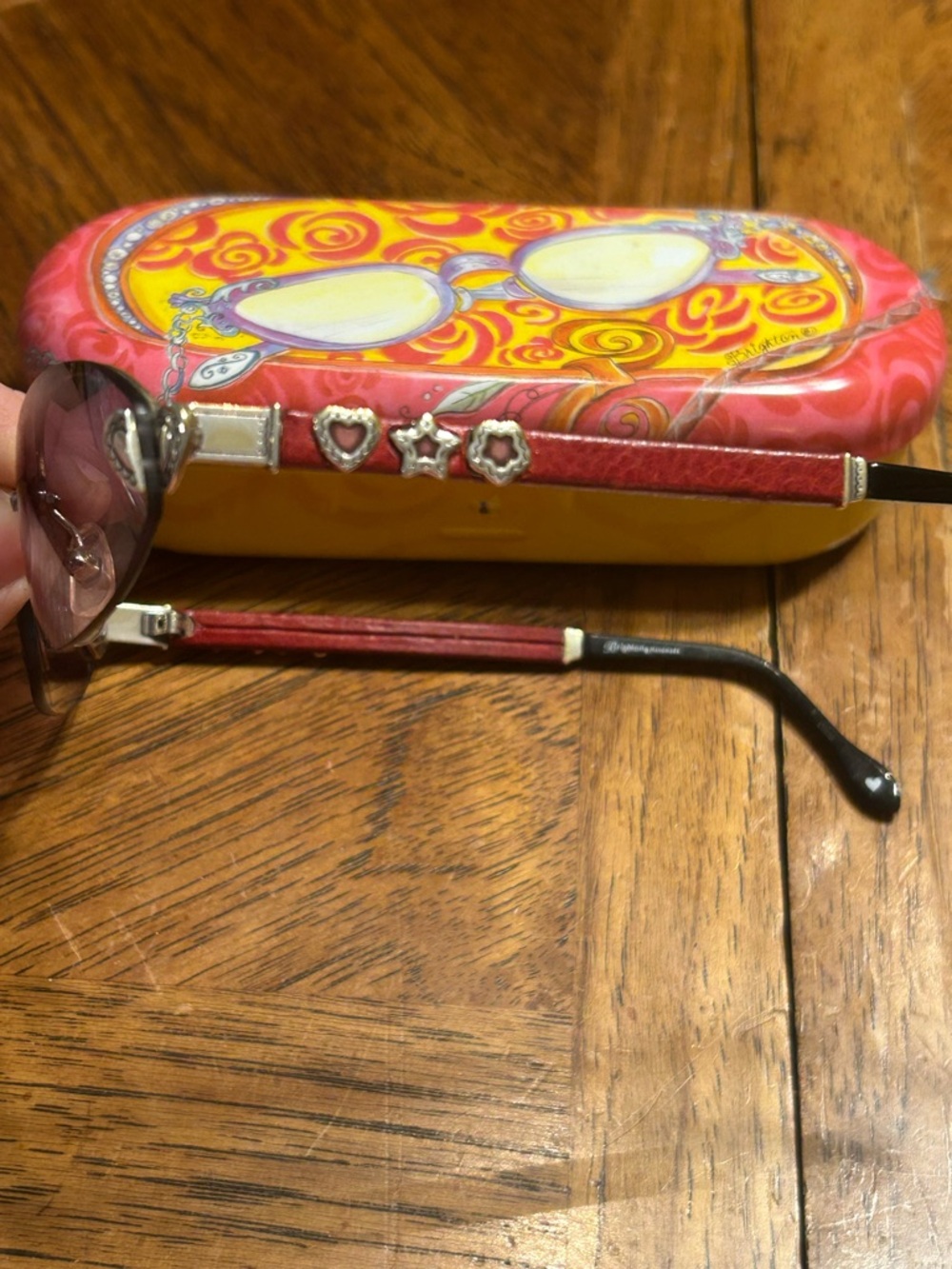 Brighton misty red/black/silver sunglasses w/case - Picture 3 of 4